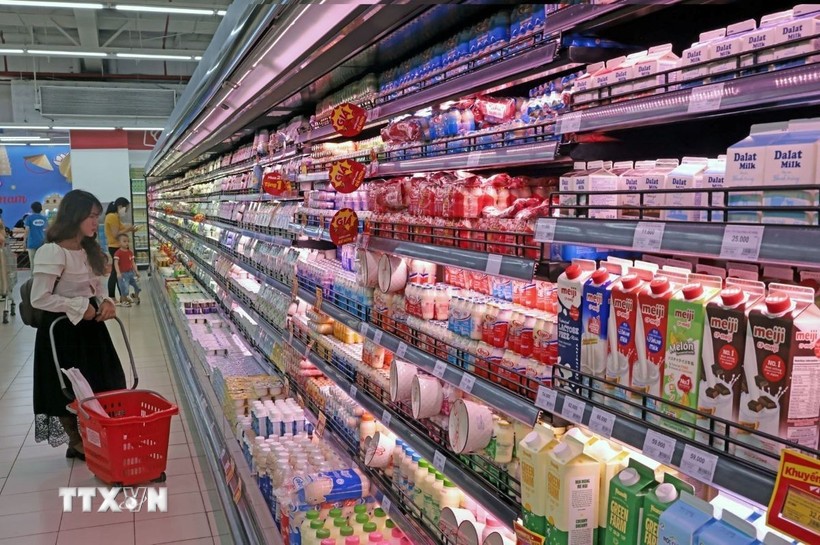 Khách lựa chọn hàng hóa tại siêu thị Go Thăng Long. (Ảnh: Trần Việt/TTXVN)