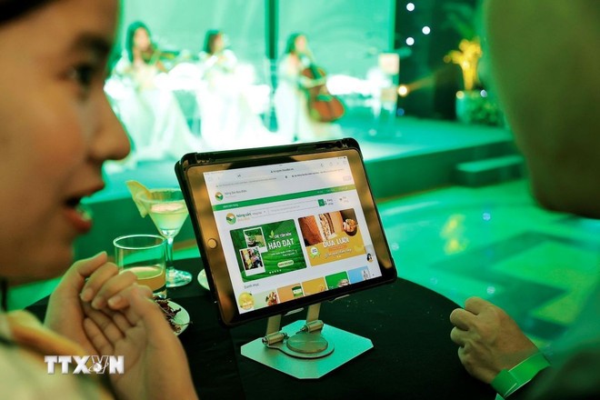 Trải nghiệm sàn thương mại điện tử nongsan.buudien.vn. (Ảnh: Minh Quyết/TTXVN)