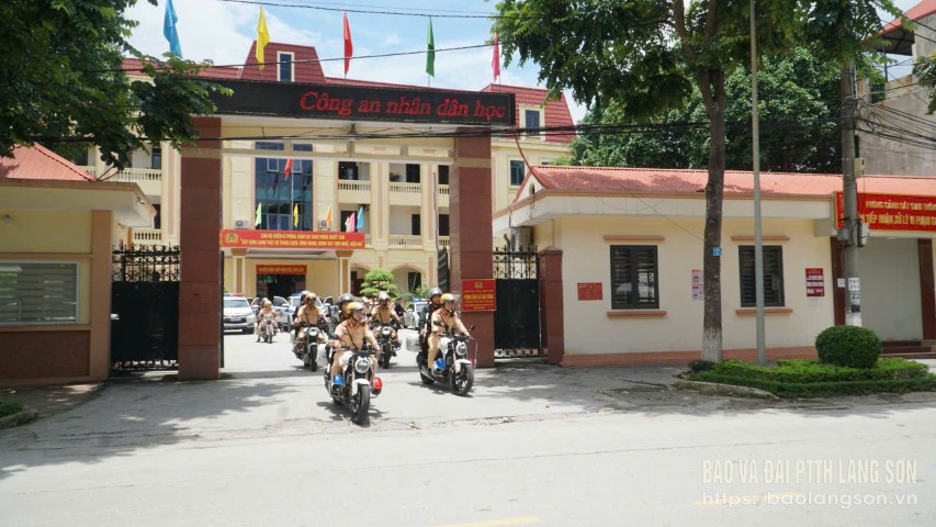 Lực lượng CSGT ra quân tổng kiểm soát phương tiện kinh doanh vận tải