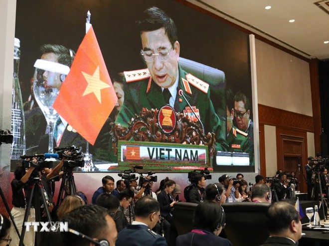 Đại tướng Phan Văn Giang, Ủy viên Bộ Chính trị, Phó Bí thư Quân ủy Trung ương, Bộ trưởng Bộ Quốc phòng, phát biểu tại Hội nghị DMM-17 tại Jakarta, Indonesia ngày 15/11/2023. (Ảnh: Đào Trang/TTXVN)