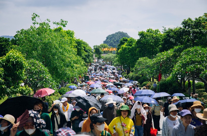 Du khách đổ về chiêm bái xá lợi Phật ở chùa Tam Chúc hồi tháng 5 vừa qua. (Ảnh minh họa: Vương Công Nam/Vietnam+)