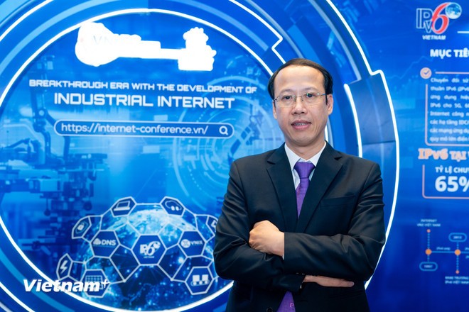 Ông Nguyễn Trường Giang - Phó Giám đốc VNNIC nhấn mạnh, Việt Nam đang trong bước chuyển quan trọng của hạ tầng số, từ nền tảng kết nối truyền thống sang kết nối vạn vật: thiết bị, cảm biến, hệ thống kết nối, sản xuất thông minh. (Ảnh: Minh Sơn/Vietnam+)