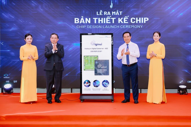 Chủ tịch Ủy ban nhân dân Thành phố Hồ Chí Minh Nguyễn Văn Được và Chủ tịch CT Group Trần Kim Chung thực hiện nghi thức ra mắt bản thiết kế chip ADC. (Ảnh: CT Group)