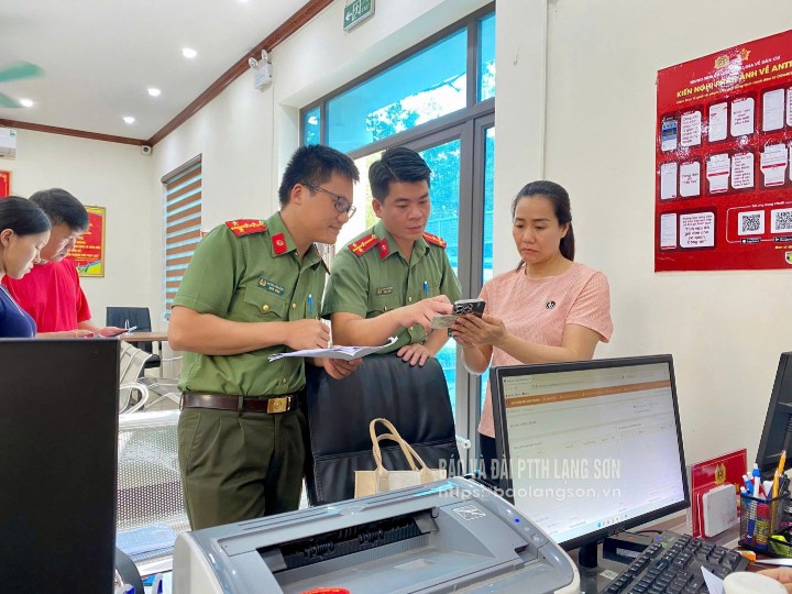 Cán bộ chiến sĩ Công an Lạng Sơn hướng dẫn người dân thực hiện các thao tác trên Cổng dịch vụ công trực tuyến