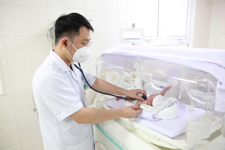 Bác sĩ chăm sóc cho trẻ sinh non. (Ảnh: Hà Nguyệt)