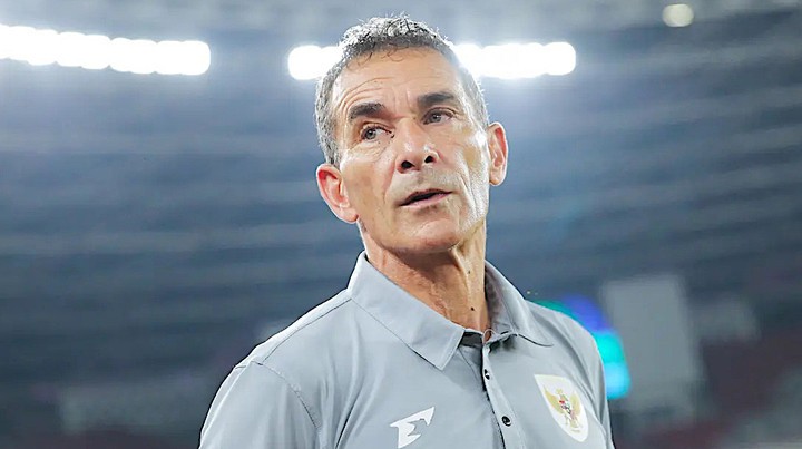 HLV trưởng Gerald Vanenburg vắng mặt.