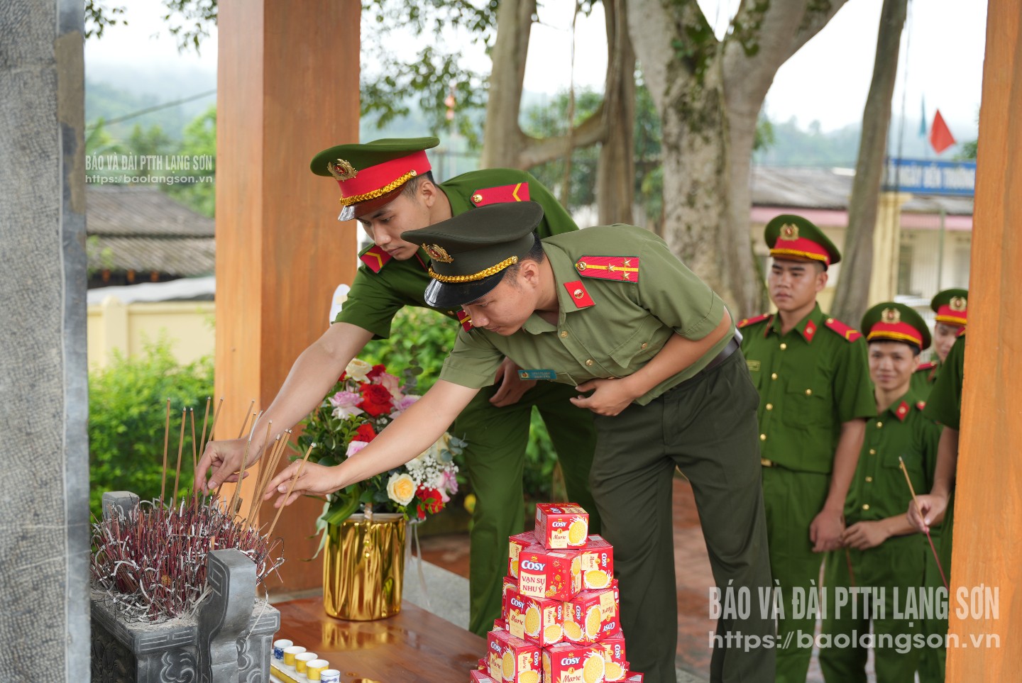 Cán bộ, chiến sĩ Công an tỉnh dâng hương tại 