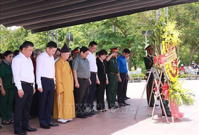 Thủ tướng Phạm Minh Chính đến dâng hương, hoa tưởng niệm các Anh hùng liệt sĩ tại Di tích quốc gia đặc biệt thành cổ Quảng Trị.