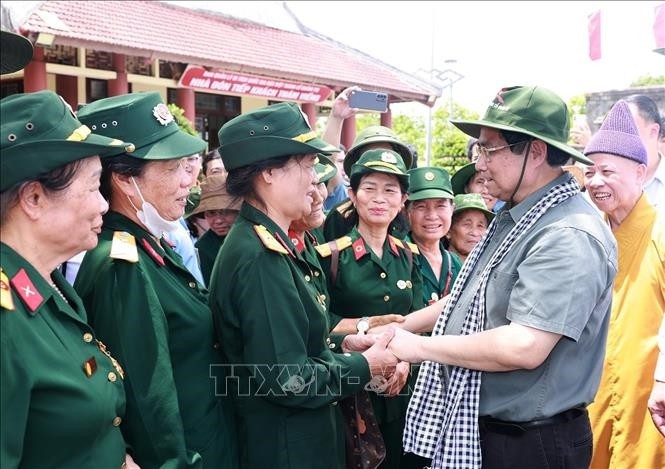 Thủ tướng Phạm Minh Chính thăm hỏi các cựu chiến binh, thanh niên xung phong tại Di tích quốc gia đặc biệt thành cổ Quảng Trị.