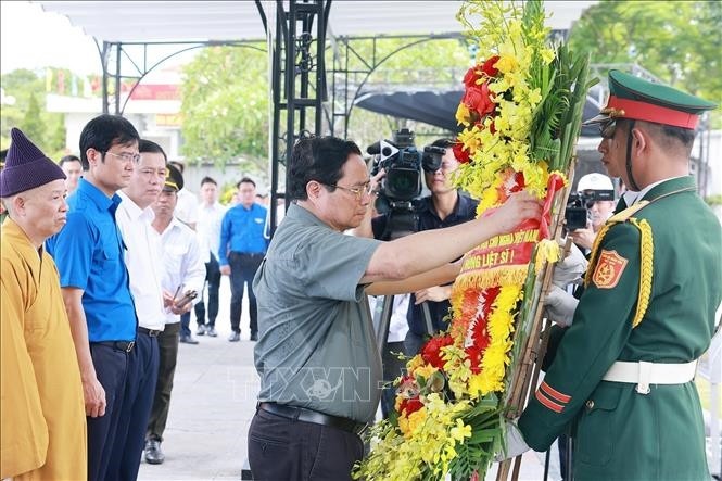 Thủ tướng Phạm Minh Chính dâng hương, hoa tưởng niệm các Anh hùng liệt sĩ tại Nghĩa trang Liệt sĩ Quốc gia Đường 9.