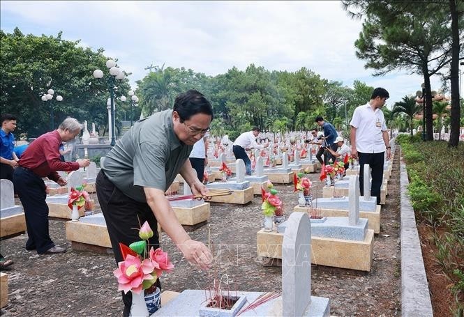 Thủ tướng Phạm Minh Chính thắp hương phần mộ liệt sĩ tại Nghĩa trang Liệt sĩ Quốc gia Đường 9.