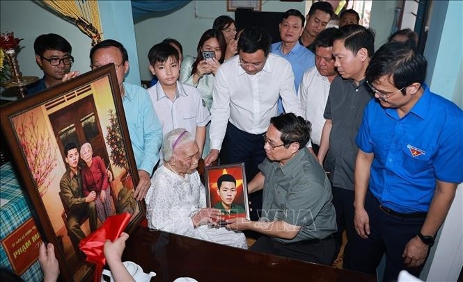 Thủ tướng Phạm Minh Chính thăm Bà mẹ Việt Nam Anh hùng Đào Thị Vui, mẹ có chồng và con là liệt sĩ.