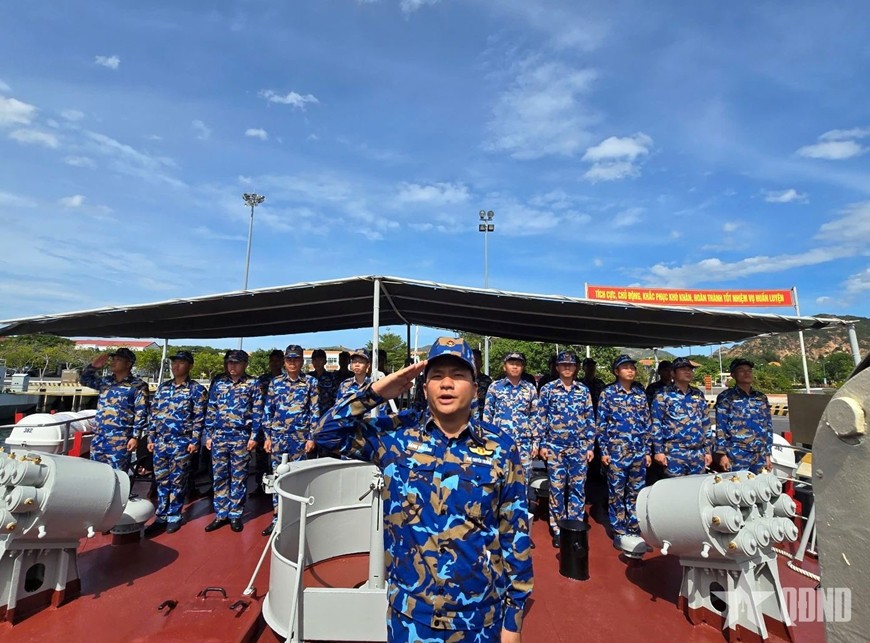 Huấn luyện các nghi thức diễu binh tại bến, như: Chào cờ; luyện tập vận động đội hình, biên đội; xử lý tình huống trên biển...