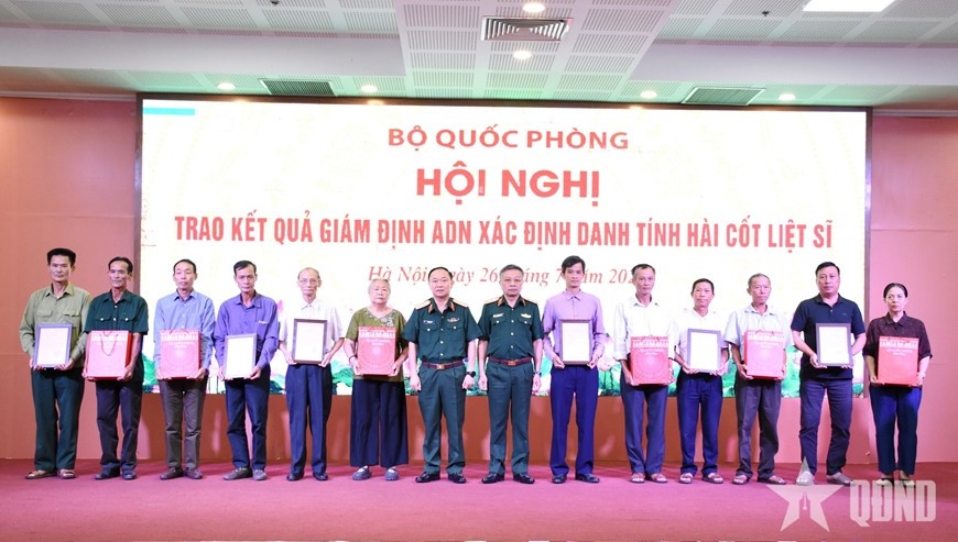 Thượng tướng Lê Quang Minh và Trung tướng Thái Đại Ngọc trao kết quả giám định ADN của 6 liệt sĩ tới đại diện gia đình liệt sĩ. 