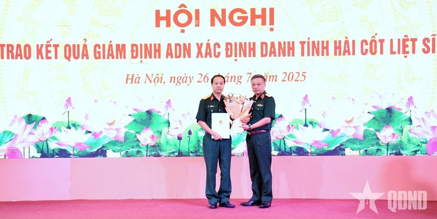Thượng tướng Lê Quang Minh trao thưởng Viện Pháp y Quân đội vì có kết quả tốt trong giám định ADN hài cốt liệt sĩ. 