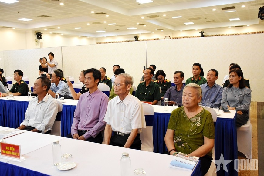Thân nhân, gia đình các liệt sĩ.