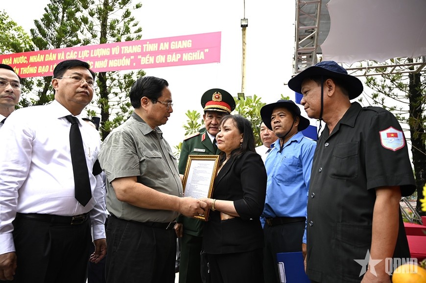 Thủ tướng Chính phủ Phạm Minh Chính thăm hỏi, động viên thân nhân liệt sĩ Ngô Văn Liên khi gia đình vào An Giang đón nhận lại hài cốt.
