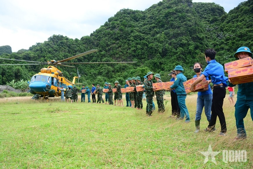 Hàng cứu trợ được vận chuyển đến nhân dân vùng tâm lũ Con Cuông.