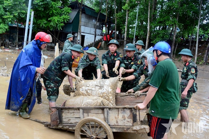Lương thực ngâm trong bùn nước.
