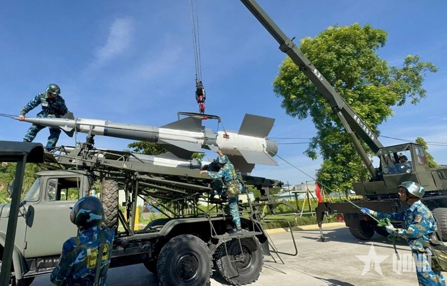 Thực hành quy trình ngược trên dây chuyền lắp ráp đạn tên lửa S-125M của kíp chiến đấu Tiểu đoàn Kỹ thuật 180, Trung đoàn Tên lửa 282, Sư đoàn Phòng không 375.