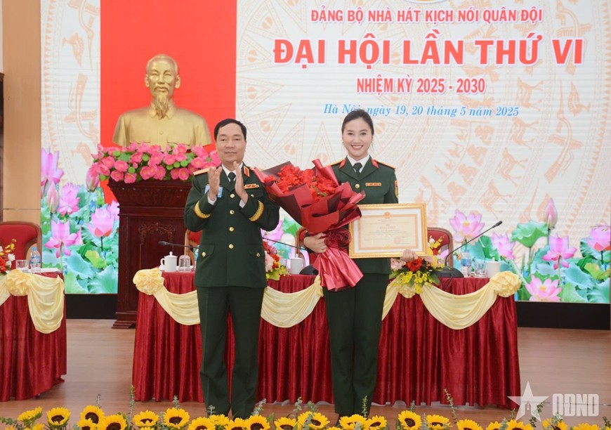 Thay mặt lãnh đạo Tổng cục Chính trị Quân đội nhân dân Việt Nam, Thiếu tướng Trần Ngọc Anh, Cục trưởng Cục Chính trị (Tổng cục Chính trị) trao Bằng khen của Tổng cục Chính trị tặng Đại úy QNCN Nguyễn Thị Mỹ Linh đúng dịp Đại hội Đảng bộ Nhà hát Kịch nói Quân đội nhiệm kỳ 2025-2030. Ảnh: Nhà hát cung cấp