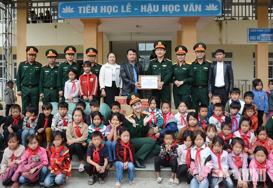 Đại úy QNCN Nguyễn Thị Mỹ Linh trong lần cùng Nhà hát Kịch nói Quân đội thực hiện chuyến thiện nguyện tại Phong Thổ, Lai Châu năm 2024.