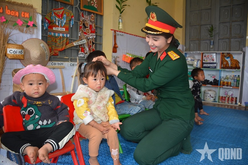 Diễn viên Mỹ Linh với các cháu học sinh mẫu giáo điểm trường Pa Vây Sử, Phong Thổ, Lai Châu.