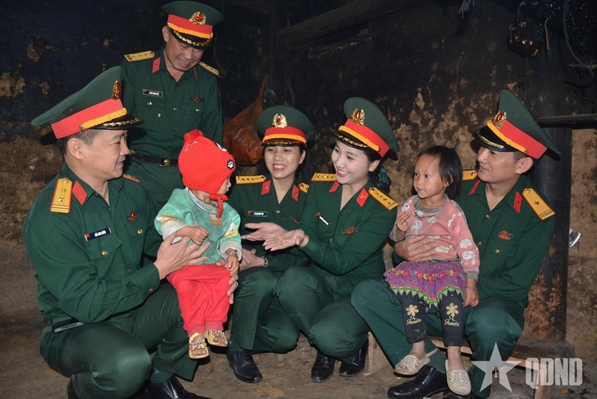 Đại úy QNCN Nguyễn Thị Mỹ Linh trong chuyến lưu diễn và tặng quà học sinh vùng cao Lai Châu của Nhà hát Kịch nói Quân đội, tháng 10-2024.