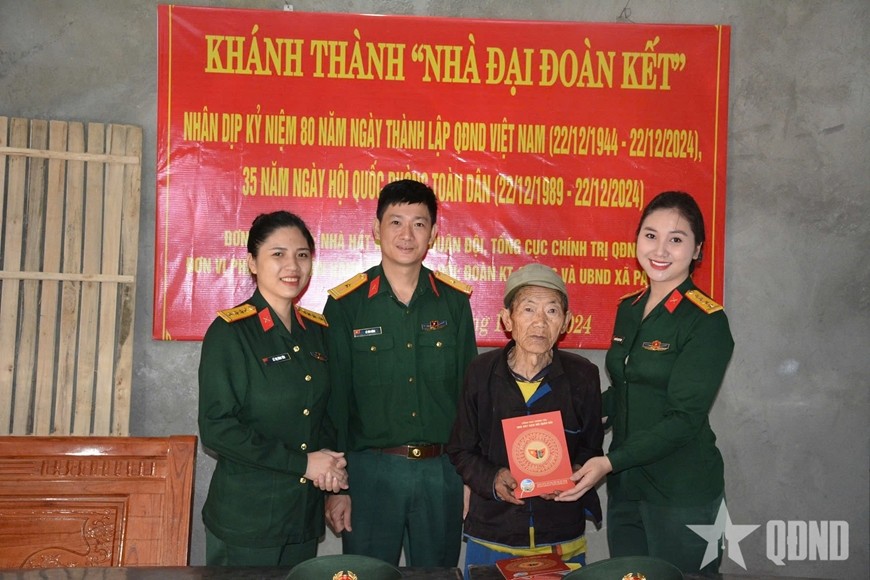 Tuổi trẻ Nhà hát Kịch nói Quân đội trao Nhà đại đoàn kết tặng hộ nghèo tại tỉnh Lai Châu.