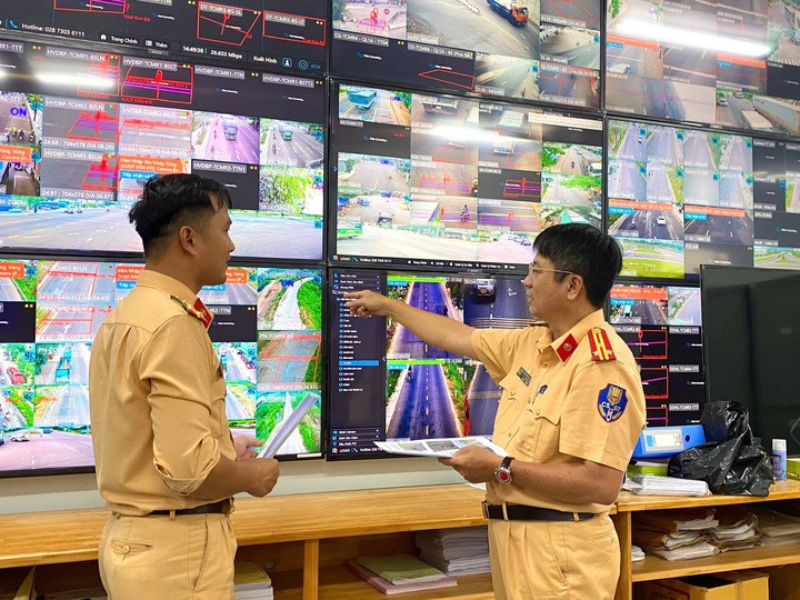 Cán bộ Phòng CSGT (Công an tỉnh Gia Lai) trích xuất dữ liệu để đối chiếu thông tin phương tiện vi phạm bị phạt nguội.