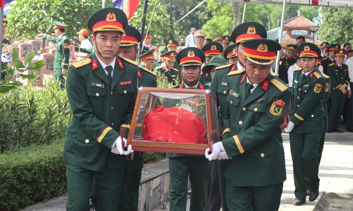 Lễ an táng hài cốt liệt sĩ quân tình nguyện và chuyên gia Việt Nam hy sinh tại Lào qua các cuộc kháng chiến.