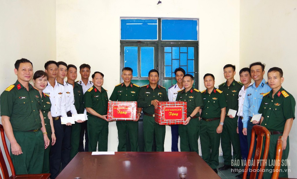 Lãnh đạo Bộ CHQS tỉnh tặng quà, động viên cán bộ, chiến sĩ đang tham gia luyện tập chuẩn bị cho Lễ kỷ niệm 80 năm Cách mạng Tháng Tám thành công 19/8 (1945-2025) và Quốc khánh nước Cộng hòa xã hội chủ nghĩa Việt Nam 2/9 (1945 - 2025) 