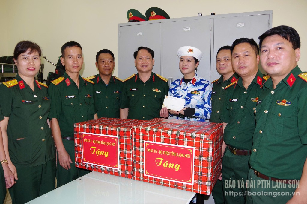Lãnh đạo Bộ CHQS tỉnh tặng quà, động viên cán bộ, chiến sĩ đang tham gia luyện tập chuẩn bị cho Lễ kỷ niệm 80 năm Cách mạng Tháng Tám thành công 19/8 (1945-2025) và Quốc khánh nước Cộng hòa xã hội chủ nghĩa Việt Nam 2/9 (1945 - 2025) 