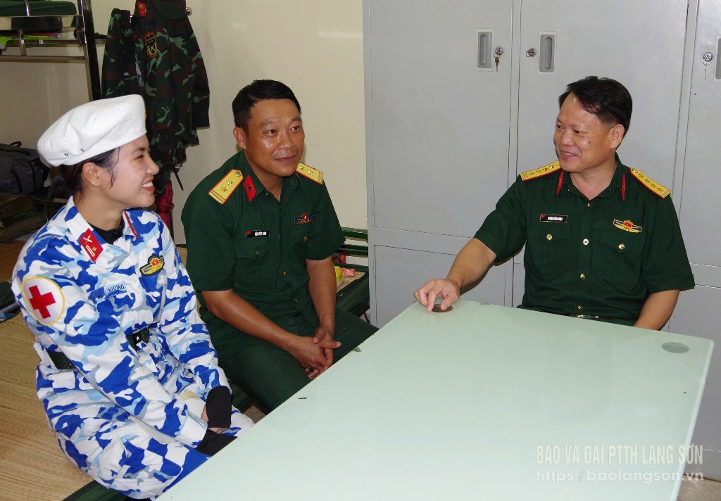 Lãnh đạo Bộ CHQS tỉnh hỏi thăm, động viên nữ chiến sĩ duy nhất của Bộ CHQS tỉnh Lạng Sơn đang tham gia luyện tập chuẩn bị cho Lễ kỷ niệm 80 năm Cách mạng Tháng Tám thành công 19/8 (1945-2025) và Quốc khánh nước Cộng hòa xã hội chủ nghĩa Việt Nam 2/9 (1945 - 2025) 
