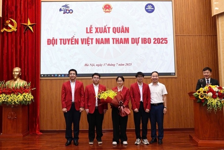Đội tuyển quốc gia Việt Nam tham dự Olympic Sinh học Quốc tế (IBO) năm 2025 cùng Phó Cục trưởng Cục Quản lý chất lượng Nguyễn Ngọc Hà.