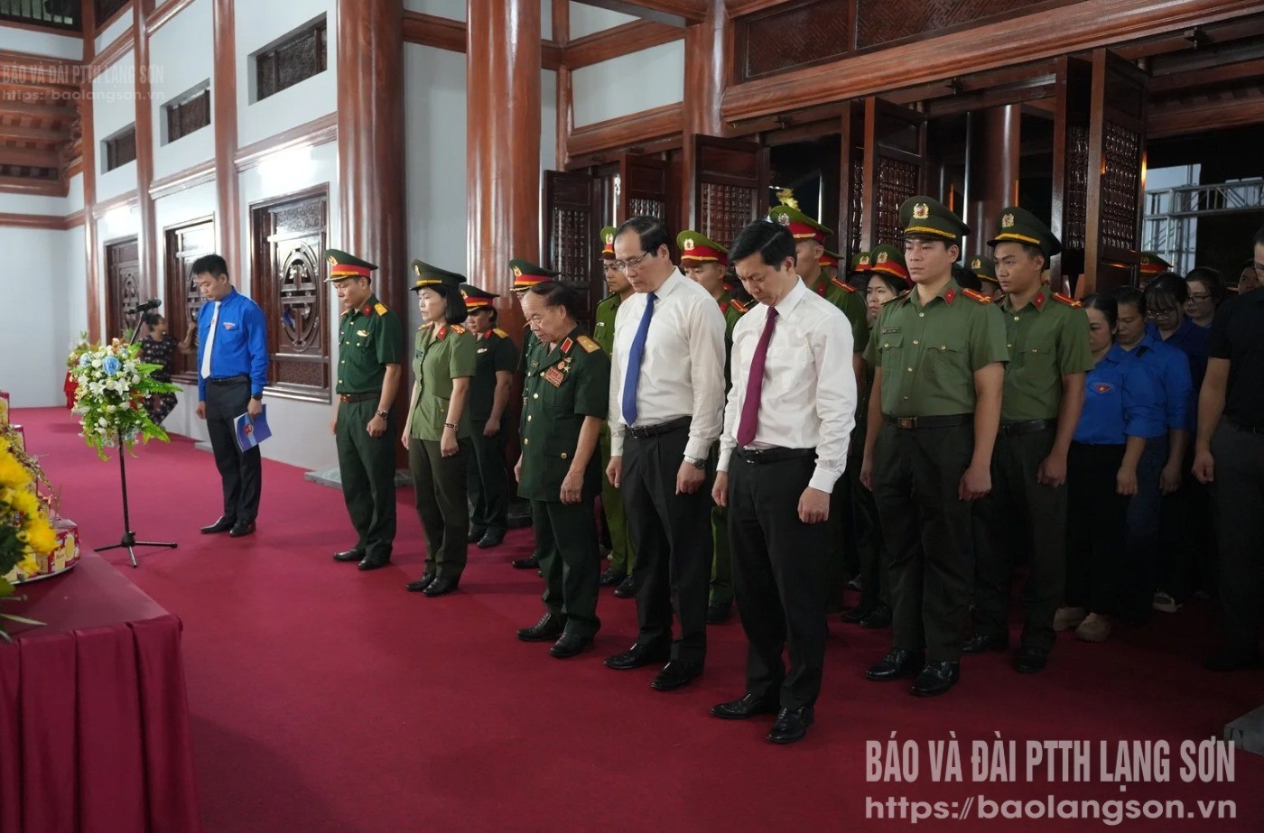 Lãnh đạo tỉnh và các đại biểu mặc niệm tưởng nhớ các anh hùng liệt sĩ