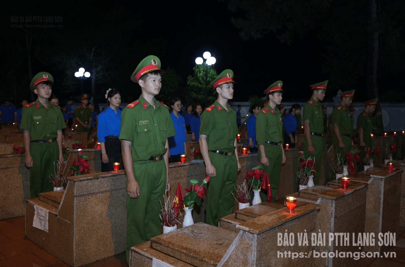 Cán bộ, chiến sĩ Công an tỉnh kính cẩn tưởng niệm các Anh hùng Liệt sĩ