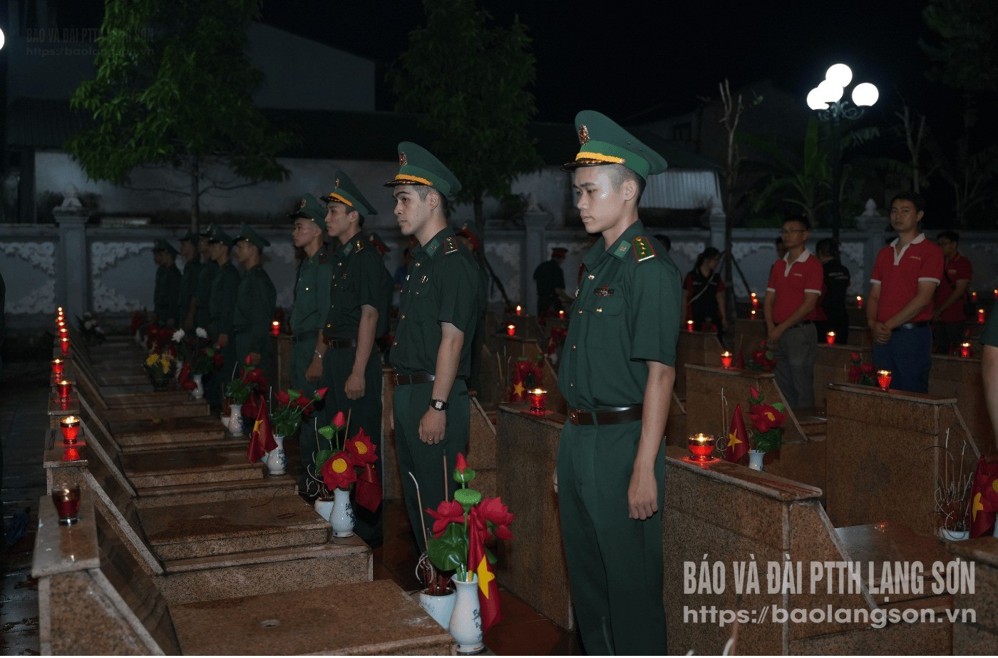 Cán bộ, chiến sĩ Bộ Chỉ huy Quân sự tỉnh kính cẩn tưởng niệm các Anh hùng Liệt sĩ