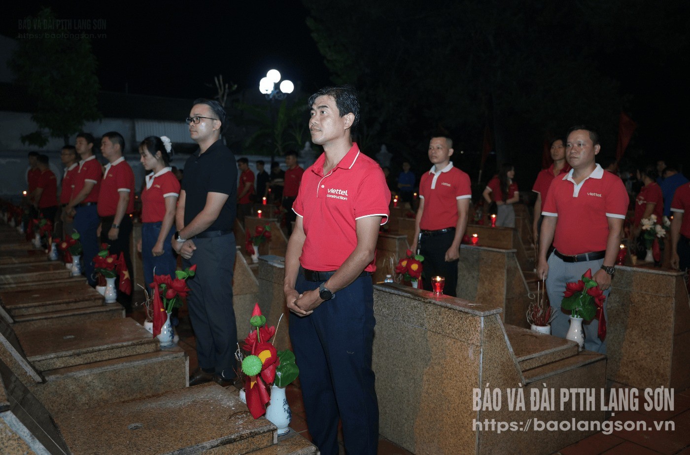 Đại diện Viettel Lạng Sơn kính cẩn tưởng niệm các Anh hùng Liệt sĩ