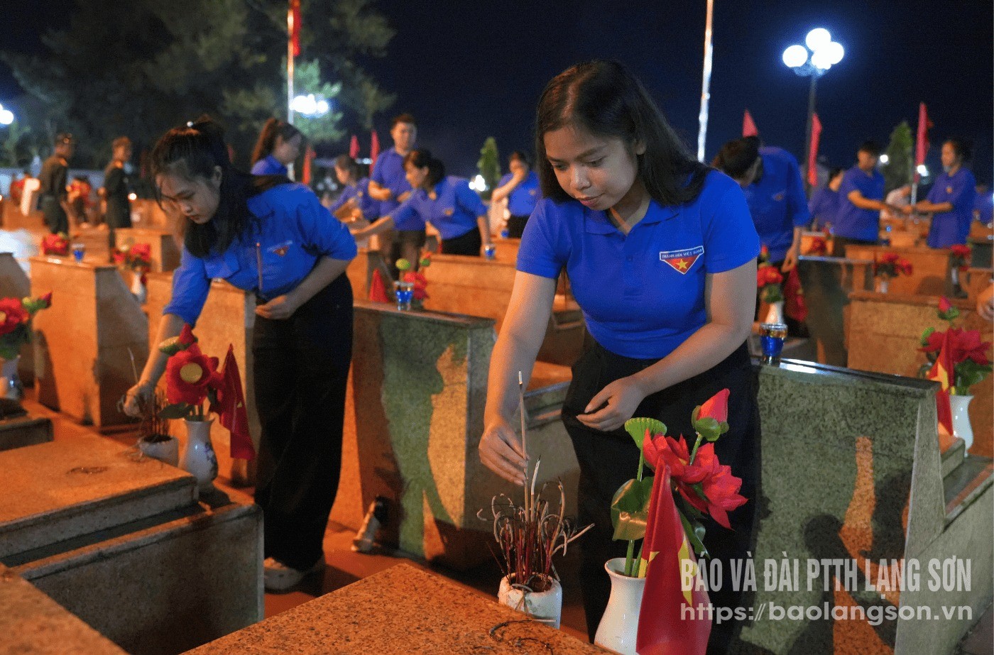 Đoàn viên, thanh niên thắp hương tưởng niệm các Anh hùng Liệt sĩ