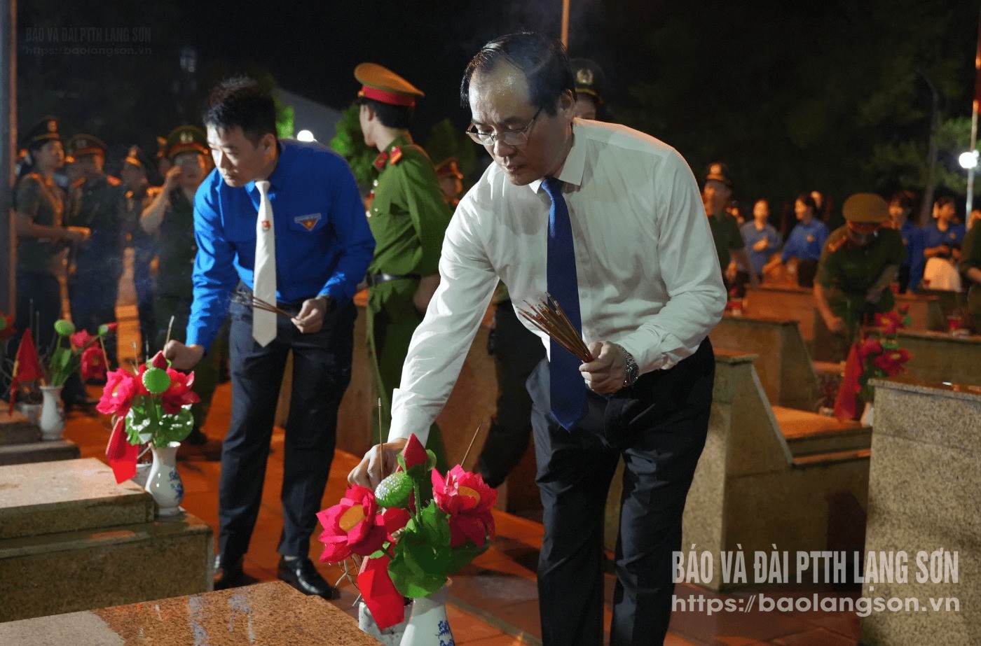 Đồng chí Dương Xuân Huyên, Tỉnh uỷ viên, Phó chủ tịch Thường trực UBND tỉnh dâng hương tại mộ liệt sĩ