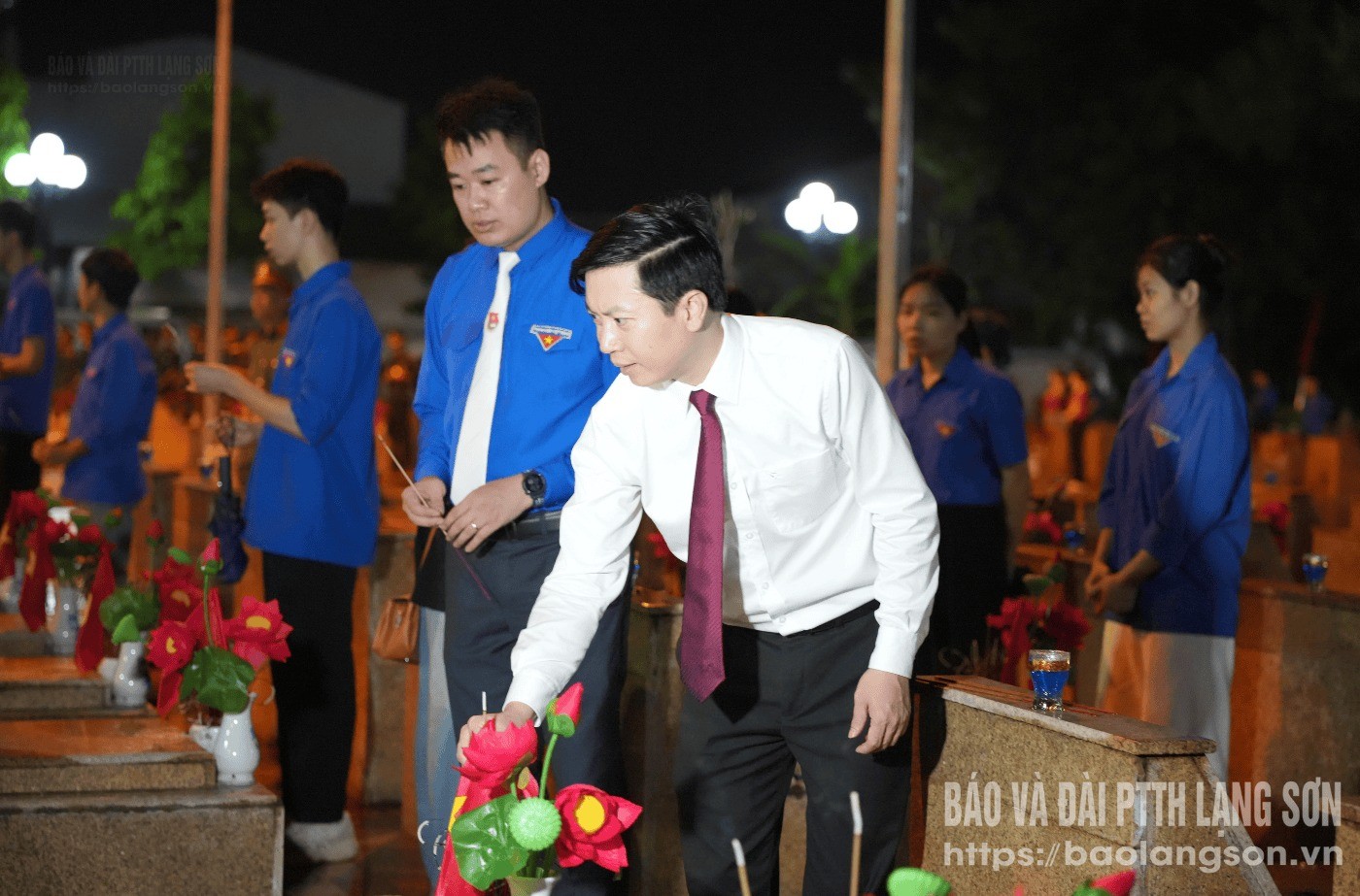 Lãnh đạo Ủy ban Mặt trận Tổ quốc Việt Nam tỉnh dâng hương tại mộ liệt sĩ