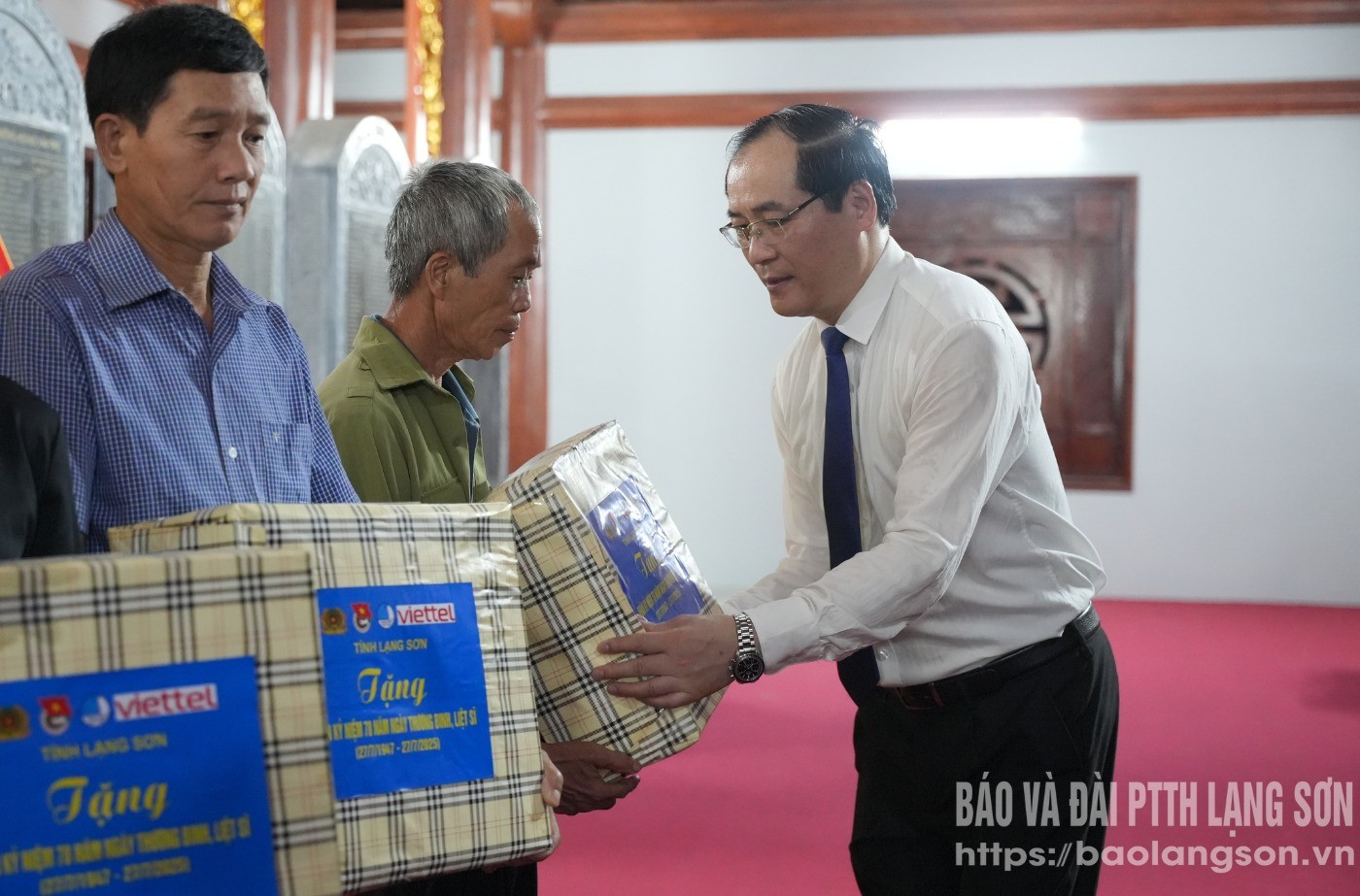 Đồng chí Dương Xuân Huyên, Tỉnh uỷ viên, Phó chủ tịch Thường trực UBND tỉnh tặng quà cho các thương binh, bệnh binh và thân nhân liệt sĩ