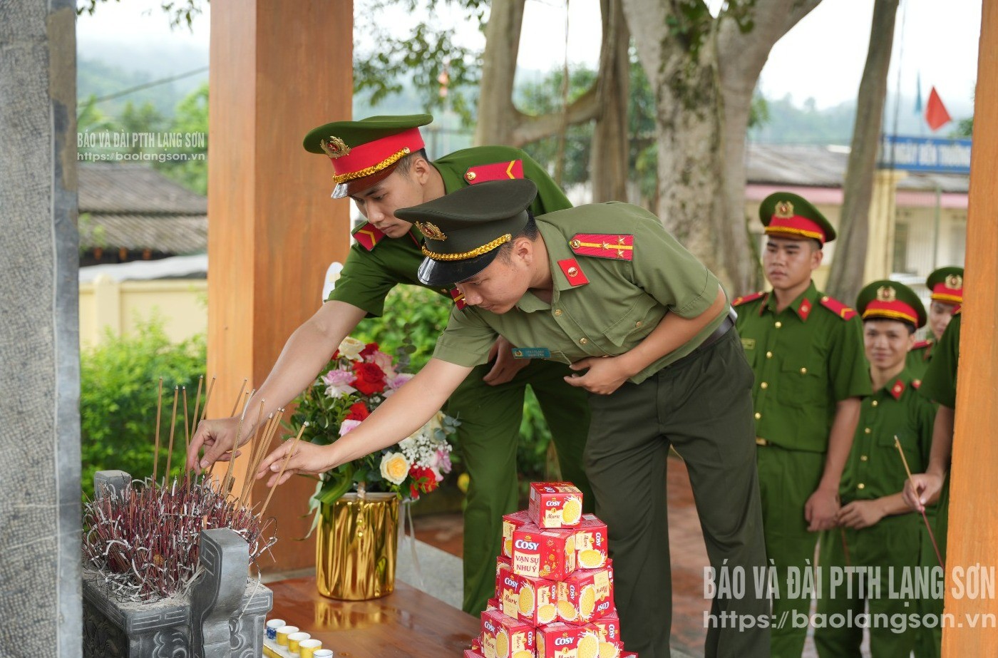 Cán bộ, chiến sĩ Công an tỉnh dâng hương tại 