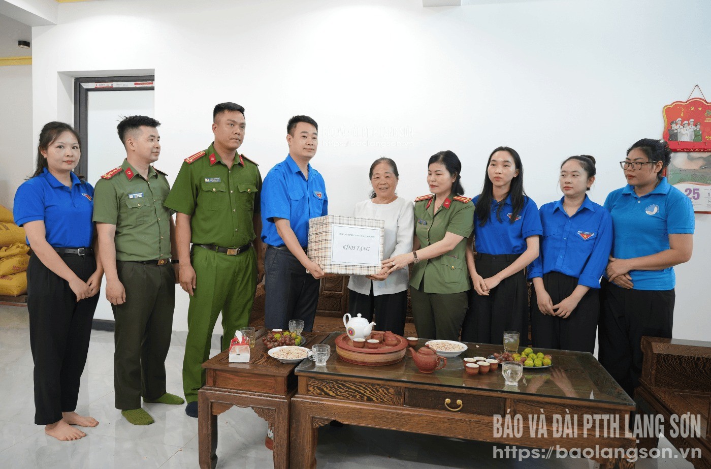  Lãnh đạo Đoàn TNCS Hồ Chí Minh tỉnh Lạng Sơn, Phòng Công tác chính trị Công an tỉnh tặng quà cho gia đình liệt sĩ