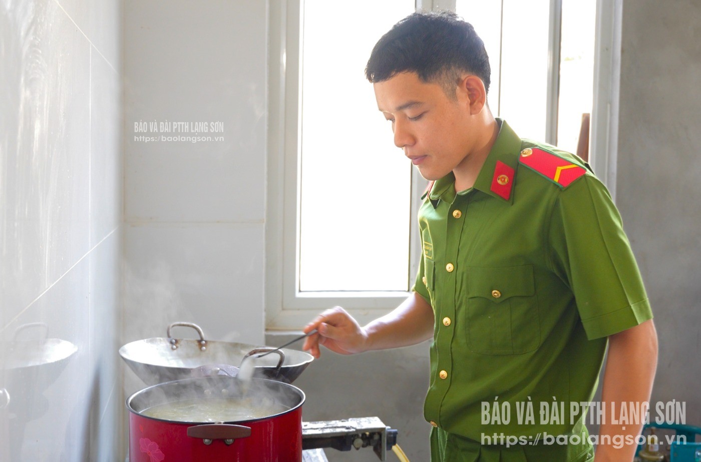 Chiến sĩ Công an tỉnh chuẩn bị bữa cơm