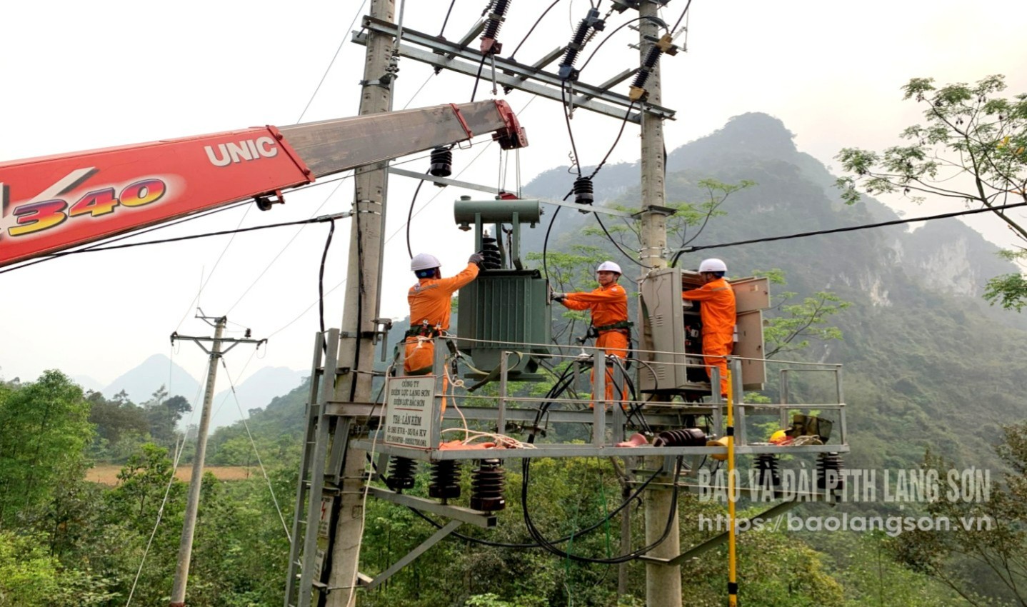 Đội quản lý điện lực khu vực Bắc Sơn thay thế trạm biến áp đã sử dụng thời gian lâu nhằm đảm bảo công tác cấp, phát điện an toàn 