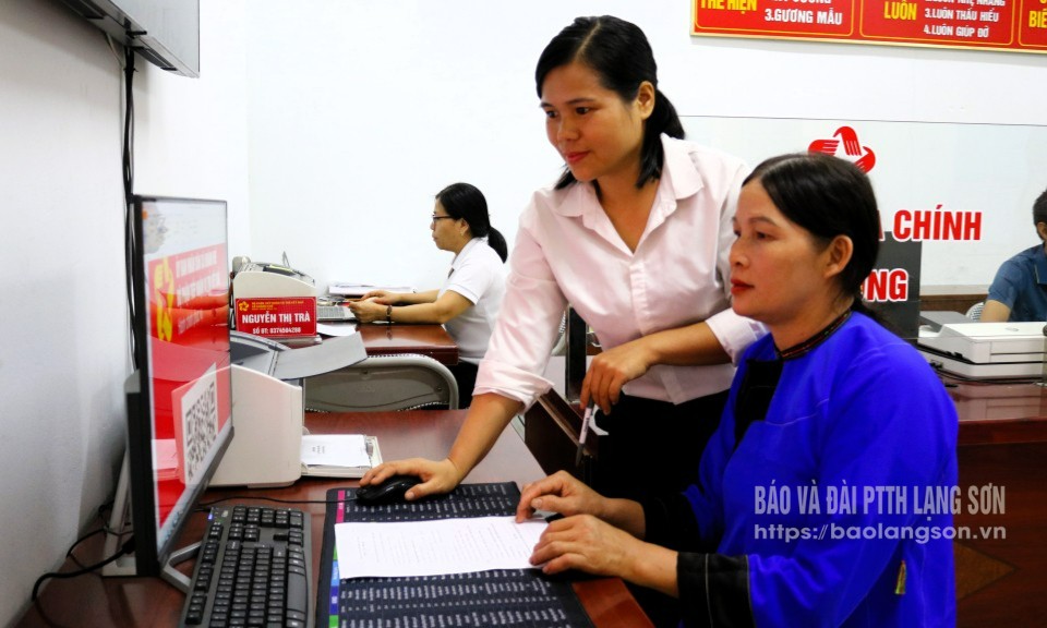 Công chức Trung tâm Phục vụ hành chính công xã Khánh Khê hướng dẫn người dân thực hiện thủ tục hành chính trực tuyến