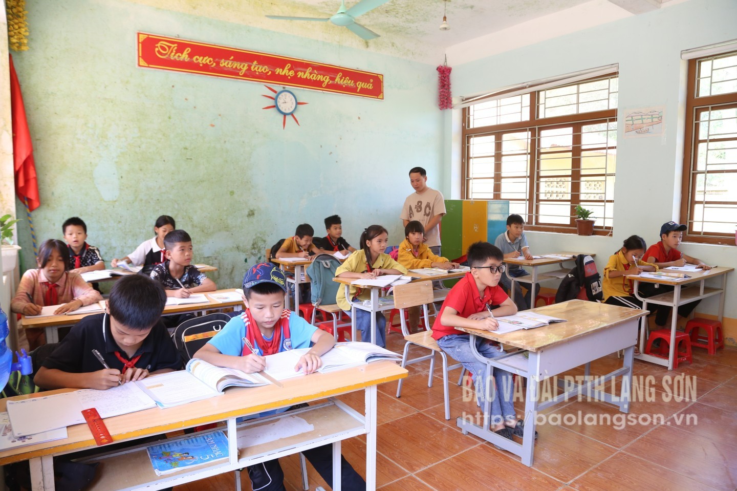 Một giờ học của thầy và trò Trường Phổ thông dân tộc bán trú Tiểu học và THCS Liên Hội