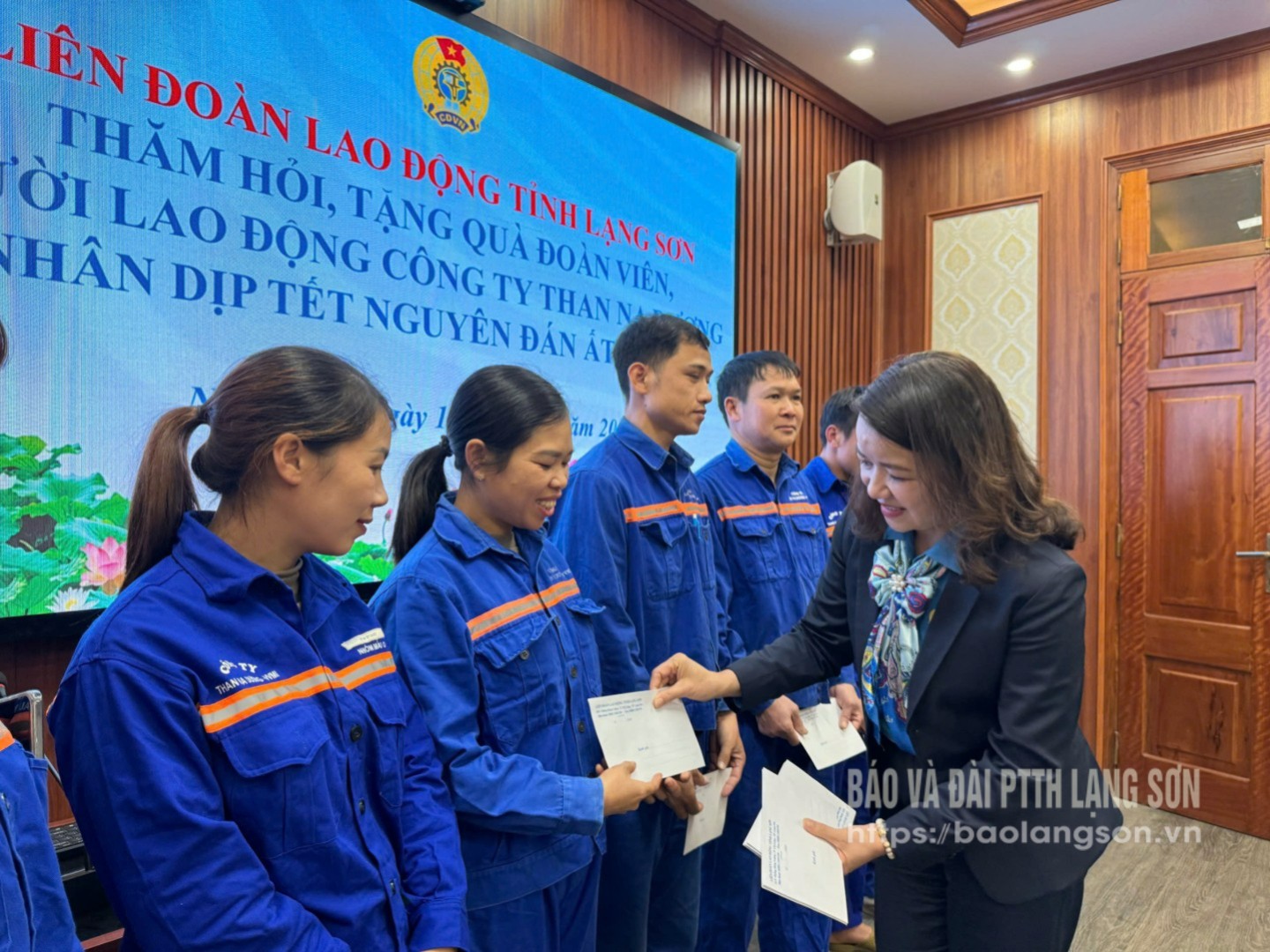 Lãnh đạo Liên đoàn Lao động tỉnh tặng quà đoàn viên, người lao động Công ty Than Na Dương